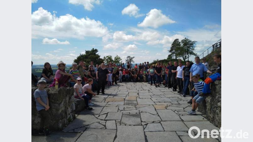Sehr gut gefallen hat den Kommunionkindern der Ausflug mit Stadtpfarrer Thomas Kraus (rechts vorne) zur Burgruine auf dem Waldecker Schloßberg. Bild: jzk