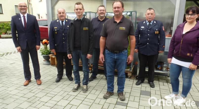 Günter Hauser (Dritter von links) ist neuer Kommandant der Feuerwehr Zangenstein, vertreten wird er von Michael Fichtl (Dritter von rechts). Zur Wahl gratulierten (von links) Bürgermeister Maximilian Beer, Kreisbrandinspektor Richard Fleck, der bisherige Kommandant Wolfgang Graf, Kreisbrandmeister Konrad Hoch und Verwaltungsmitarbeiterin Ute Voith. Bild: mad