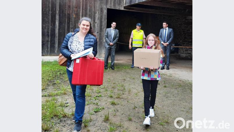 Stolz tragen Marie Müller (rechts) als Vertreterin der Waldthurner Schüler und Lehrerin Kathrin Diedl ihre gewonnen Preis nach Hause. Bild: fvo