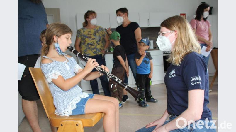 Gar nicht so einfach, einer Klarinette die ersten Töne zu entlocken. Bei der Edelweißkapelle Pertolzhofen unternahmen Buben und Mädchen erste musikalische Gehversuche. Bild: frd