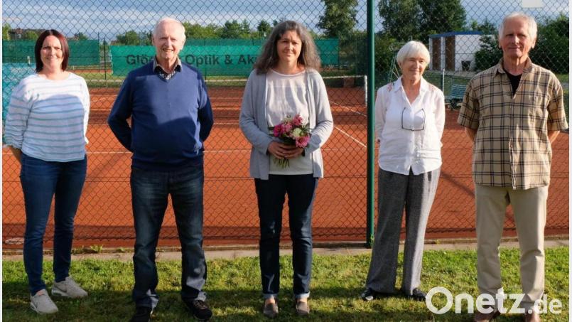 Werner Cyganek (rechts) und Gisela Scheibl (Zweite von rechts) scheiden nach vielen Jahrzehnten aus der Vorstandschaft aus. Alexandra Bäuml (links). Franz Weiß (Zweiter von links) und Ines Bösl (Mitte) wurden für langjährige Mitgliedschaft geehrt. Bild: mab