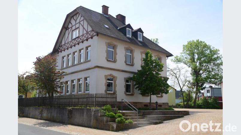 Die Gemeinde investiert weiter in die Kindertagesstätte (Bild Schulhaus Kirchenlaibach). Bild: ak