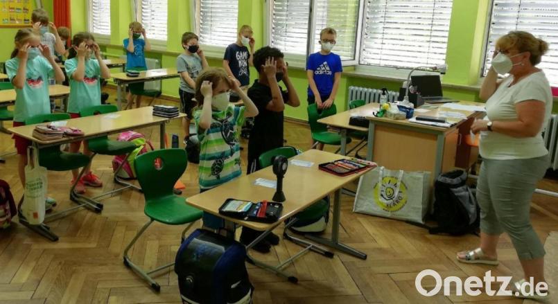 Musik fühlen. Das war Bestandteil des Unterrichts. Auf dem Bild Klassenlehrerin Eva-Maria Schäffler (rechts). Bild: njn