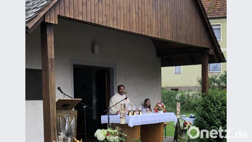 Vilsecks Stadtpfarrer Pater Robin feierte mit den Bürgern von Adlholz den 50. Weihetag der Dorfkapelle. Den Festgottesdienst zelebrierte der Geistliche im Freien vor dem Gotteshaus. Bild: Markus Rauscher
