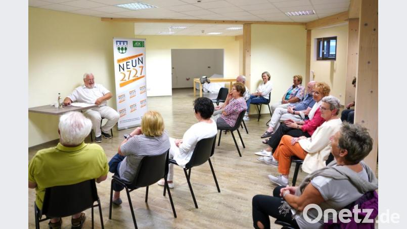 Der Landarzt Dr. Nikolaus Fedor Globisch (links) referiert im Rahmen der NEUN2727 - Reihe über das Lachen aus ärztlicher Sicht und hat schnell die Lacher auf seiner Seite. Bild: fvo