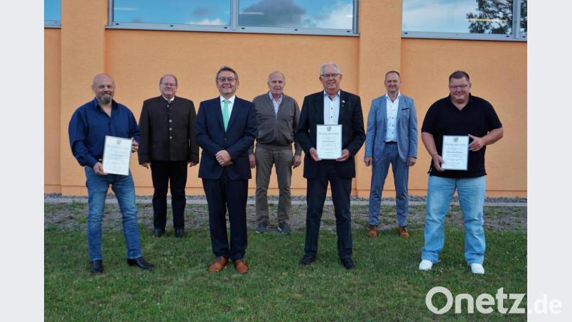 Die ausgeschiedenen Gemeinderäte mit dem ebenfalls ausgeschiedenen Bürgermeister und den drei amtierenden Bürgermeistern (von links): Daniel Plata, 2. Bürgermeister Johann Vornlocher, Josef Gilch, 3. Bürgermeister Herbert Jäger, Bürgermeister Erich Meidinger, Christian Deinzer. Es fehlte bei der Feier: Anton Hofmann. Bild: wec