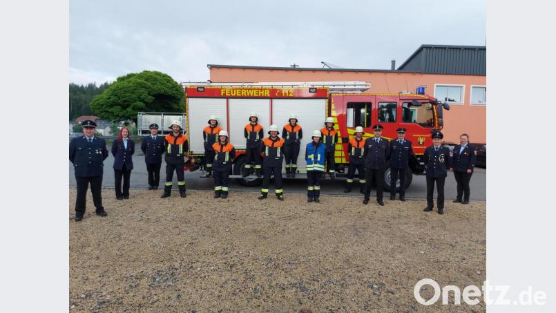 Auch die 142. Leistungsprüfung bewältigte die Feuerwehr Neustadt routiniert. Im Bild (von links) Ausbilder und Vorsitzender Marco Schläger, Ausbilderin Carola Schläger, Ausbilder und Kommandant Jörg Schläger, Felix Kreuzer, Tina Burucker, Daniela Schläger, Lukas Scherl, Lukas Schindler, Anna Tschirschnitz, Amelie Kopp, Manuel Kroher, Andreas Malik, die Schiedsrichter Kreisbrandinspektor Wolfgang Schwarz, Kreisbrandmeister Reiner Kopp und Max Obermeier sowie Ausbilderin Barbara Tschirschnitz. Bild: ow