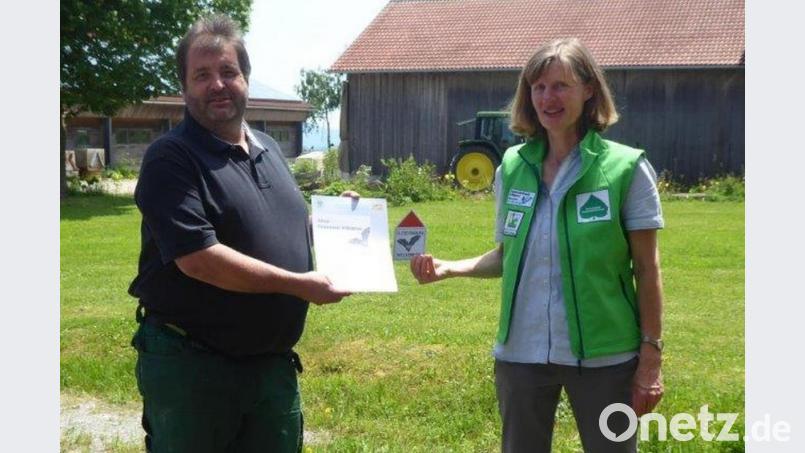 Birgit Simmeth, Gebietsbetreuerin beim Naturpark Oberpfälzer Wald, würdigte das artenschutzfachliche Engagement von Günter Bock. Sie überreichte die Plakette &quot;Fledermäuse willkommen&quot;. Bild: Rolf Dorn/exb