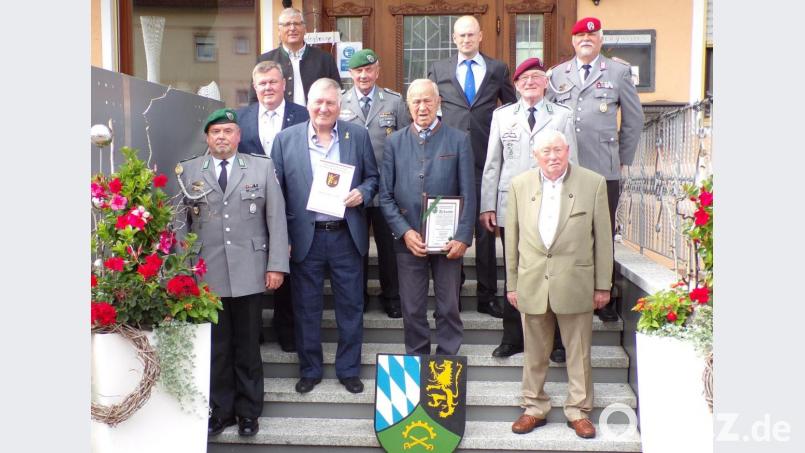 Altlandrat Hans Schuierer (Mitte) wurde zum Ehrenmitglied der Traditionskameradschaft Sicherungsbataillon 48 ernannt. Arthur Fischer (Zweiter von links) erhielt die Ehrennadel des Verbandes der Reservisten der Deutschen Bundewehr. Bild: dl