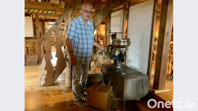 Reinhard Heine und die alte Milchzentrifuge. Sein Lieblingsstück erinnert den Museumsführer an seine Kindheit. Bild: Eichl