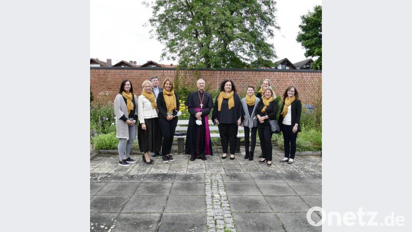 Erzbischof Ludwig Schick (Mitte) zeichnete im Beisein von Pater Markus Flasinski (Dritter von links) die &quot;Michelfelder Moila&quot; aus (von links): Stefanie Eckert, Anja Kasseckert, Melanie Bauer, Chorleiterin Sonja Schwemmer, Carina Leipelt, Melanie Dietl, Martina Eisend und Susanne Nowak. Bild: Heinrichsblatt/Andreas Kuschbert