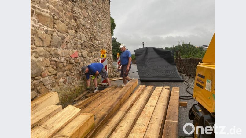 Akute Einsturzgefahr der Stadtmauer besteht am Obertor. Die Sicherungsarbeiten dauern voraussichtlich bis Samstag. Die Sanierung soll nächstes Jahr folgen.. Bild: Völkl