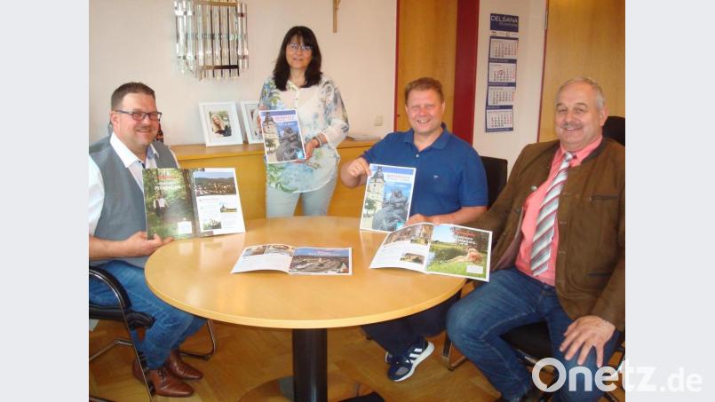 Die Bürgermeister der Verwaltungsgemeinschaft Mitterteich stellten gemeinsam den neuen Tourismus-Prospekt vor. Im Bild von links Pechbrunns Bürgermeister Stephan Schübel, Gabi Bleistein von der Tourist-Info, Mitterteichs Bürgermeister Stefan Grillmeier und Leonbergs Bürgermeister Johann Burger. Bild: wmr