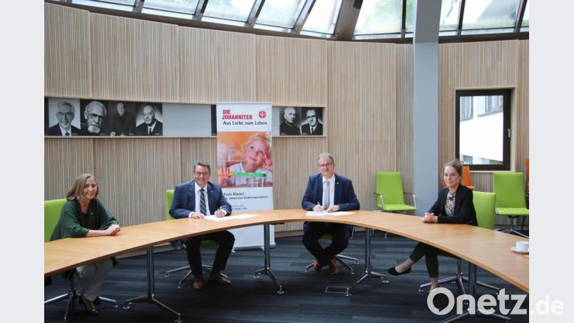 Der Vertrag steht: Sylvia Meyer, die Sachgebietsleitung Kindereinrichtungen bei den Johannitern in Ostbayern, Regionalvorstand Martin Steinkirchner, Bürgermeister Franz Grabinger und Lena Künzl, stellvertretende Geschäftsstellenleiterin der VG (von links) besiegelten die Trägerschaft für den neuen Kindergarten. Bild: Andreas Denk/exb