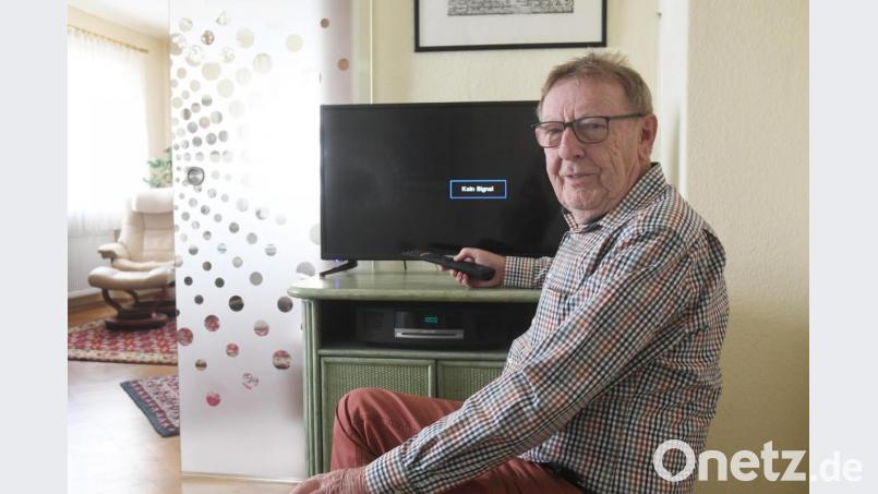 Hans Schreyegg vor dem schwarzen Fernsehbildschirm. Seit Samstag, 3. Juli, ist bei dem Neustädter manchmal tagelang die Leitung des Kabelanbieters Vodafone gestört. Bild: Gabi Schönberger