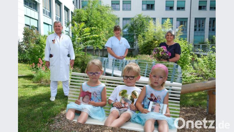 Den Drillingen Luisa, Toni und Maria geht es gut. Mit ihnen freuen sich (von links) Chefarzt Andreas Fiedler, Stationsleiterin Sandra Osso und Sylvia Karl, die Oma der Drillinge. Bildmontage: Klinikum/Uschold/exb