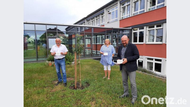 Übergabe der Erinnerungstafeln für die Apfelbäume: Bürgermeister Ludwig Biller, Elternbeirats-Vorsitzende Karin Bertl und Rektor Günther Paul. Bild: bk