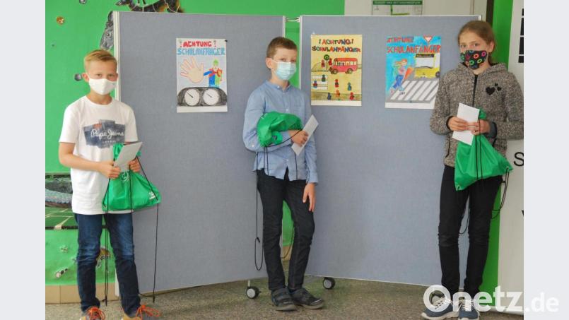 Simon Schäfer, Philipp Frey und Zoe Müller (von links) heißen die drei Sieger beim Malwettbewerb 2021 "Achtung Schulanfänger". Bild: gsp