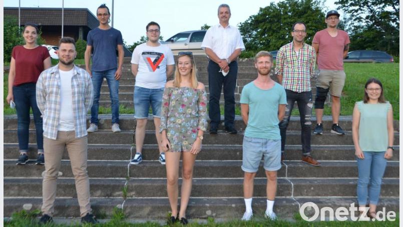 Maximilian Kallmeier (vorne, links) steht wieder tatkräftig als Vorsitzender der Jungen Union zur Verfügung. Linda Birkner (vorne, Mitte) und Andreas Kellner (vorne, Zweiter von rechts) sowie Paula Herrmann (nicht im Bild) unterstützen ihn nach besten Kräften. Kreisvorsitzender Benedikt Grimm (hintere Reihe, links) stellt sich Ende Juli nicht mehr zur Wahl. Bild: dob