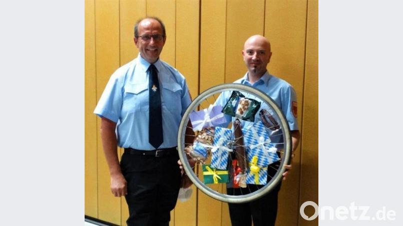 Ehrenkommandant Siegfried Kellner (links) wurde kürzlich offiziell als Vorsitzender der Feuerwehr Pullenreuth verabschiedet. Er erhielt ein originelles Geschenk von Kommandant Andreas Philipp. Bild: twg
