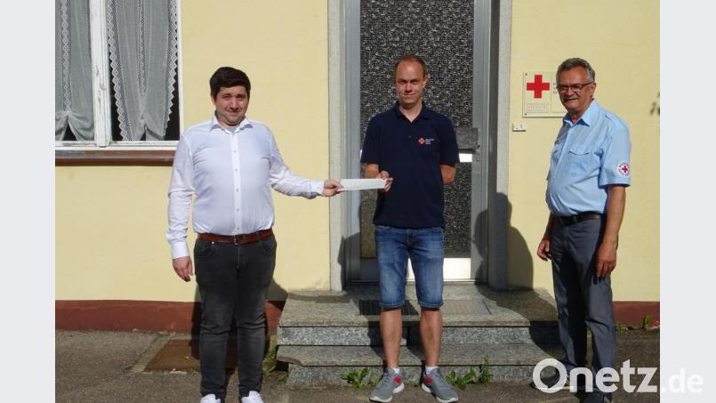 Spendenübergabe an die Helfer vor Ort Neukirchen/Etzelwang mit (von links) Hannes Lutter, Florian Czeschka und Wolfgang Rattai. Bild: csk
