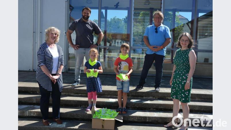 Die Agentur Bauer stattet die künftigen Erstklässler mit Schlauchschals aus. Dafür dankten Tirschenreuths Grundschulrektorin Gabriele Grünwald (links) und Schulrätin Martina Puff den Betriebsinhabern Jürgen Steinhauser (Zweiter von links) und Gerhard Bauer. Die Kinder Emma und Jona nahmen die ersten Schals in Empfang. Bild: jr
