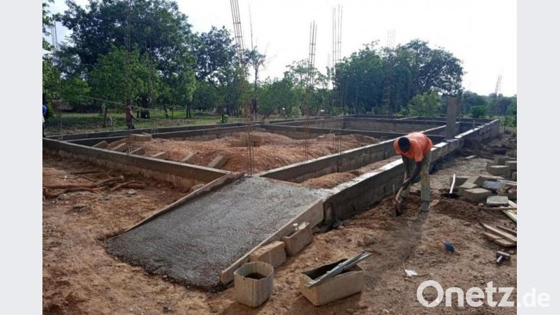 Mit Spendengeldern aus dem Landkreis Schwandorf entsteht derzeit in einem Dorf in Togo eine Grundschule. Bild: Ossara e.V./exb