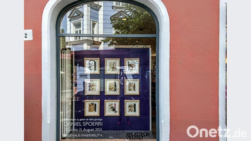 Im Schaufenster der Apotheke am Vesten Haus in Weiden können Werke des Künstlers Daniel Spoerri besichtigt werden. Bild: Axel T. Schmidt ubb