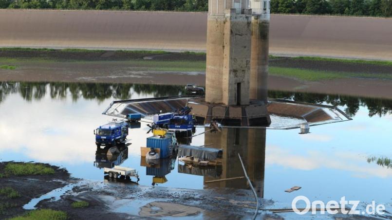 Etwa 5000 Kubikmeter Wasser pumpten die Mitglieder des Nabburger THW aus dem Hochspeicher. Bild: Kristel /exb