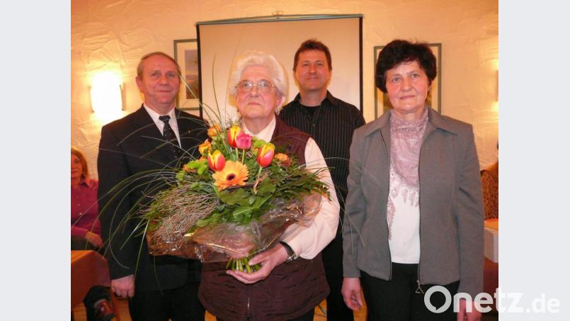 Mathilde Gissibl wurde nach 15 Jahren Mesnerdienst vom damaligen Pfarrer Josef Most, Kirchenpfleger Georg Wurdack und Pfarrgemeinderatssprecherin Anni Hanauer (von links) verabschiedet. Nun ist Mathilde Gissibl verstorben. Archivbild: gi