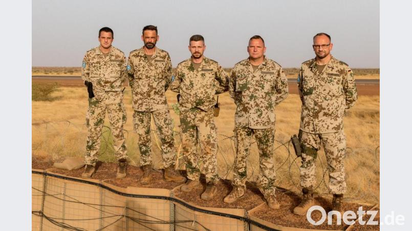 Oberstleutnant Zickmantel (rechts) ist mit weiteren Weidener Soldaten im Einsatz in Mali. Bild:  Bundeswehr Weiden/exb