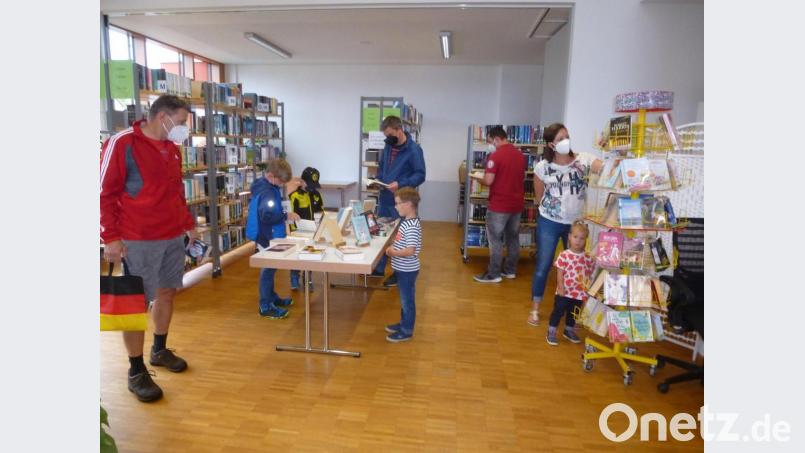 Auf dem Tisch liegt eine kleine Auswahl neuer Bücher der Bibliothek in Weiherhammer. Bild: bk