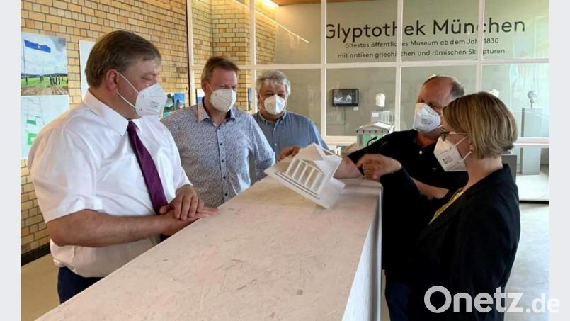 Susanne Hierl (rechts) sieht sich das aktuelle Modell der Glyptothek Etsdorf an. Bild: Daniel Müller