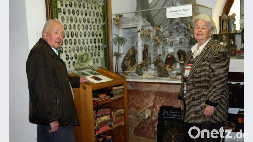 Luise und Franz Schieder beginnen die Führung durch das Turmmuseum Schwarzenfeld. an der orientalischen Krippe und am Regal mit alten Messbüchern. Bild: Hirsch