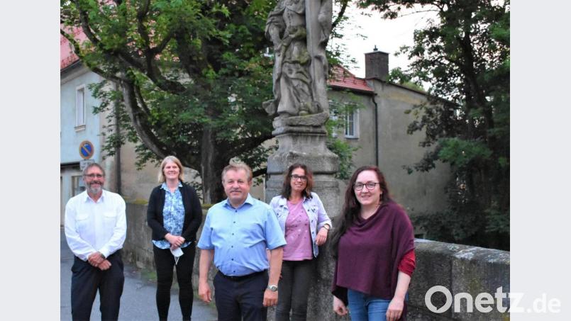 Eine neue Doppelspitze führt den Grünen-Ortsverband an. Im Bild (von links): Pressebeauftragter Franz Heinrich, Kreisvorsitzende Monika Schneider, Vorsitzender Konrad Schedl, Schriftführerin Katrin Roider und Bundestagsdirektkandidatin Anne Droste. Bild: Madeleine Schneider/exb