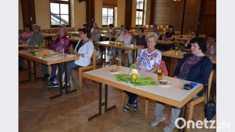 Coronabedingt saßen bei der Lesung immer nur zwei Personen an einem Tisch. Bild: jr