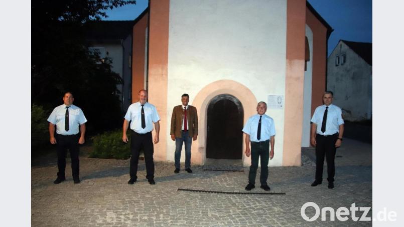 Für seine 45 Jahre im Amt und sein jahrzehntelanges Engagement ehren Hans Reichl (Zweiter von rechts) nach Wiederwahl (von links) Kommandant Mario Schneider, Vorsitzender Holger Cibis sowie Bürgermeister Edgar Knobloch und Kreisbrandinspektor Wolfgang Schwarz Bild: jma