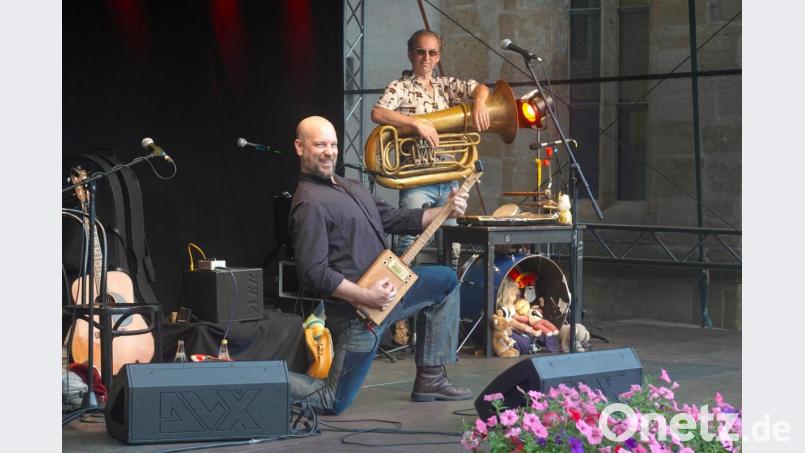 Stephan Zinner (links) fällt mit seiner selbstgebauten dreisaitigen E-Gitarre in AC/DC-Pose während Peter Pichler (wie während des ganzen Konzerts) keinerlei Miene verzieht. Bild: gac