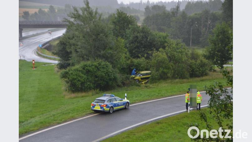 Direkt im Herzstück an der Anschlussstelle Pleystein landet das verunfallte Fahrzeug in den Büschen. Die Fahrerin hatte Glück im Unglück. Ihr war nichts passiert. Bild: dob