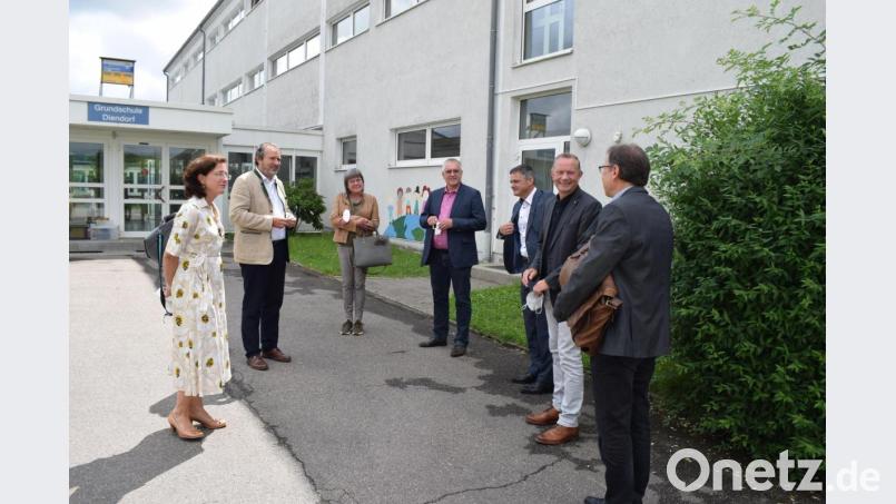 Regierungsschuldirektorin Christina Bergmann, Bürgermeister Frank Zeitler, Brigitte Harrieder (Lebenshilfe), stellvertretender Landrat Richard Tischler, der Leiter des Sonderpädagogischen Zentrums Nabburg, Oliver Vogel, Otto Storbeck und Bertin Abbenhues (von links) informierten sich über den neuen Standort. Bild: bnr