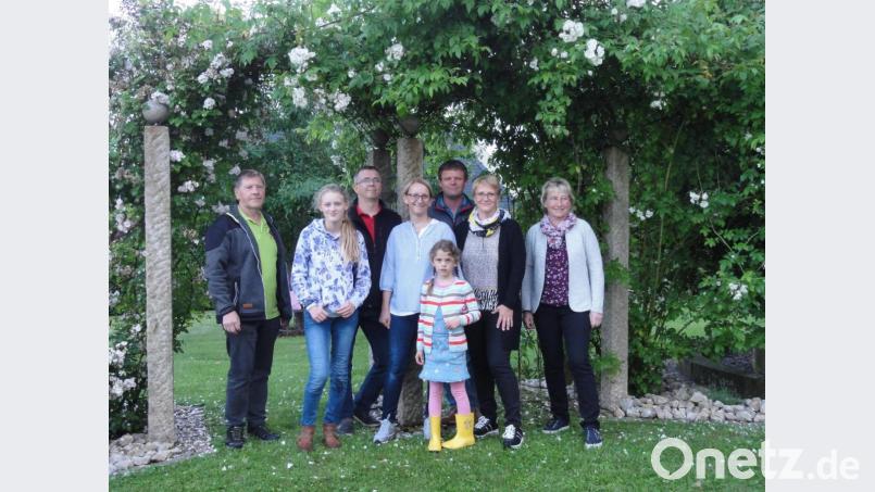 Von der Straße her nicht sonderlich auffällig, befinden sich die Gartenparadiese der Familien Christine Wiesend und Peter Murr (dritter und vierte von links) und Karin und Wolfgang Steuber (zweite und dritter von rechts) hinter natürlichen Grün versteckt. Die beiden Vorsitzenden und Mitglieder der Gartenbauer aus dem Klosterdorf waren restlos begeistert. Bild: jhö