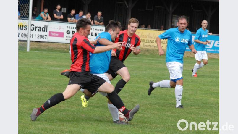 Szene aus einer früheren Partie zwischen der SG Griesbach/Großkonreuth (blaue Trikots) und dem SC Mähring: Beide Teams treffen in der Kreisklasse Stiftland auch kommende Saison aufeinander. Archivbild: gb