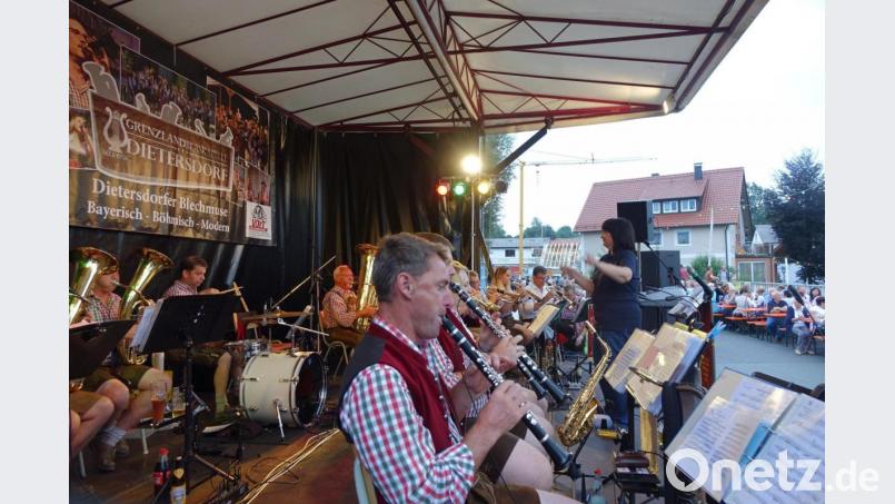 Die Grenzlandblaskapelle Dietersdorf spielt auch beim „kleinen Bürgerfest“ am 31. Juli auf. 2019 dirigierte Bürgermeisterin Birgit Höcherl zur Eröffnung. Archivbild: mmj