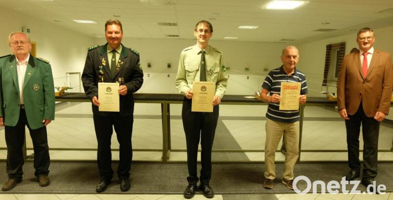 Gauschützenmeister Johann Dirrigl (links) zeichnete Martin Eules (Zweiter von links) und Andreas Wilhelm (Mitte) mit dem Verdienstkreuz in Silber aus. Bürgermeister Hans Prechtl (rechts) überreichte Josef Fröhlich (Zweiter von rechts) die Urkunde für 60-jährige Vereinszugehörigkeit. Bild: ohr