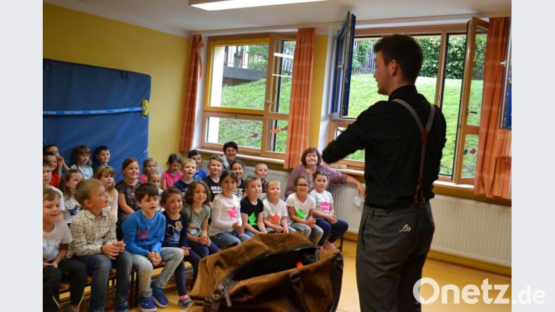 Zauberer Marius Koslowski macht aus dem Abschiedsabend der Kinder etwas ganz besonderes. Bild: xs