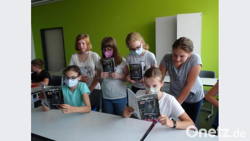 Schüler am Stiftland-Gymnasium brachten jetzt die 22. Ausgabe der Literaturzeitschrift „Kreativ“ heraus. Bild: Stiftland-Gymnasium/exb