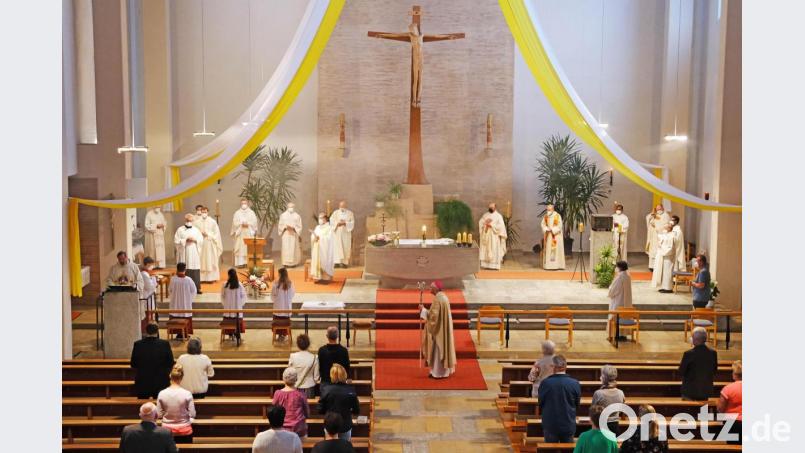 Bischof Rudolf Voderholzer (Mitte mit Bischofsstab) konzelebrierte zusammen mit 14 Geistlichen den Abschlussgottesdienst zum Dekanatstag Bild: twi