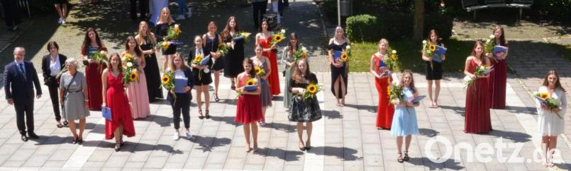 22 Abiturientinnen haben eine &quot;Eins&quot; vor dem Komma. Jahrgangsbeste sind Elena Kühner und Katrin Weber. Bild: Kunz