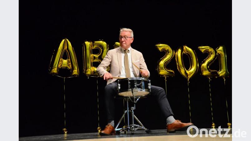 Bürgermeister Reinhold Wildenauer verabschiedet die Abiturientinnen mit einem Schlagzeugsolo. Bild: Kunz