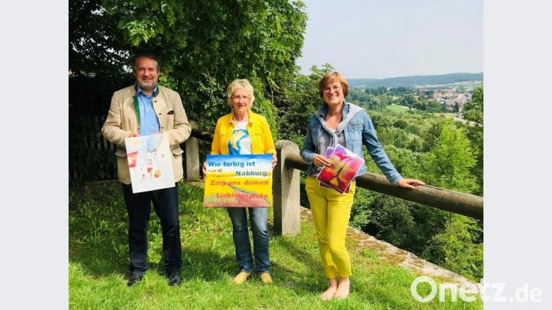 Bürgermeister Frank Zeitler, Zweite Bürgermeisterin Irene Ehemann und die Leiterin der Gästeinformation, Martina Hölzl (von links), würden sich freuen, wenn möglichst viele Kinder bei der Malaktion mitmachen würden. Bild: Sybille Reger/Stadt Nabburg/exb